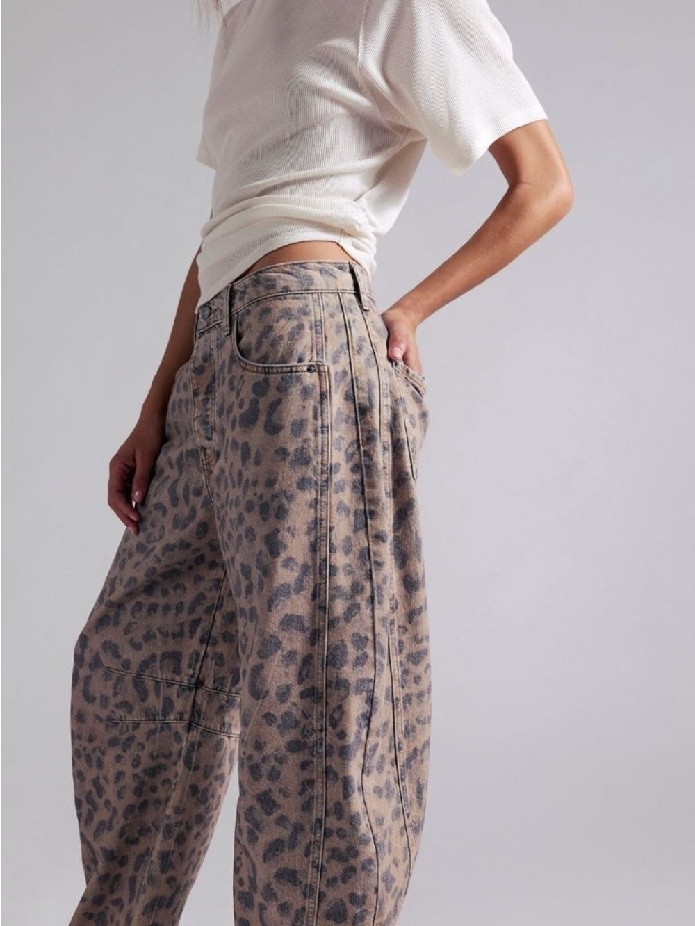 We The Free Good Luck Printed Barrel Jean, size 28 short, worn once, fit like 27 - Picture 5 of 11